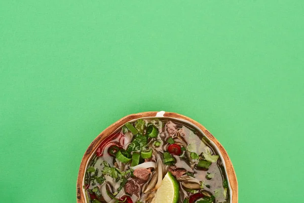 Vue du haut de pho dans un bol sur fond vert — Photo de stock