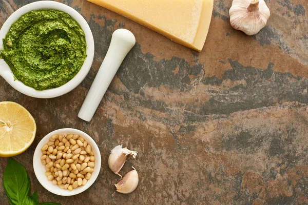 Vista superior do molho pesto e ingredientes na superfície de pedra — Fotografia de Stock