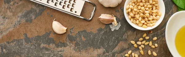 Vista dall'alto di ingredienti di salsa di pesto e grattugia su superficie di pietra, colpo panoramico — Foto stock