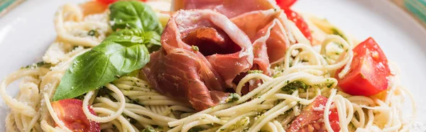 Vista de perto de Pappardelle cozido com tomates, manjericão e prosciutto, tiro panorâmico — Fotografia de Stock