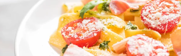 Close up view of delicious Pappardelle with tomatoes, Parmesan, pesto sauce, basil and prosciutto — Stock Photo