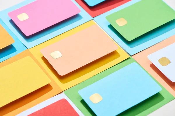 Carte di credito vuote multicolori su sfondo colorato — Foto stock