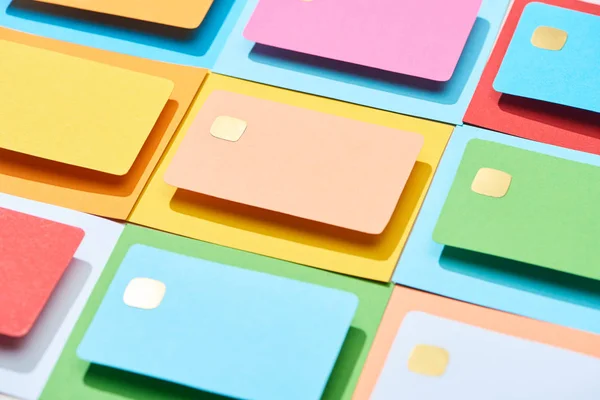 Tarjetas de crédito vacías multicolores sobre fondo colorido - foto de stock