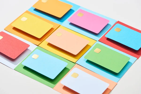 Tarjetas de crédito vacías multicolores sobre fondo gris - foto de stock