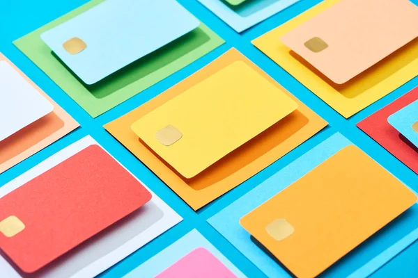 Tarjetas de crédito vacías multicolores sobre fondo azul, plano panorámico - foto de stock