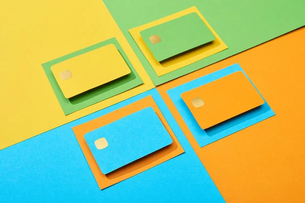 Порожні кредитні картки на зеленому, помаранчевому, синьо-жовтому фоні — стокове фото