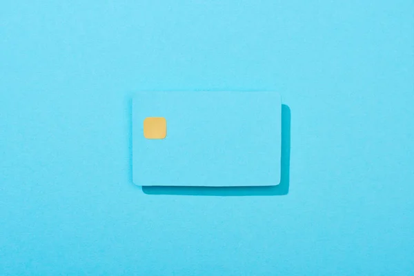 Вид зверху барвистою порожньою кредитною карткою на світло-блакитному фоні — стокове фото