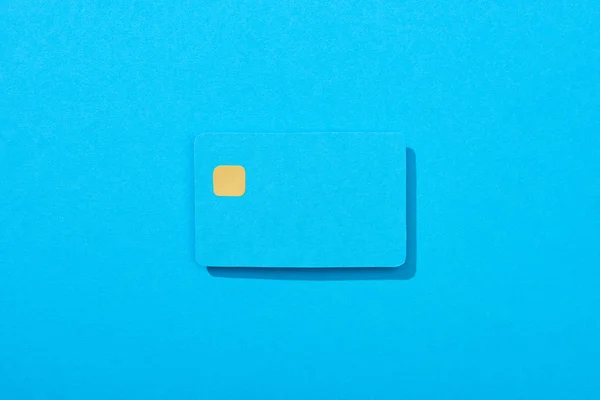Vista superior do cartão de crédito vazio colorido no fundo azul — Fotografia de Stock