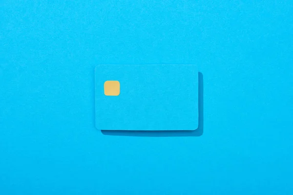 Top view of colorful empty credit card on blue background — Stock Photo