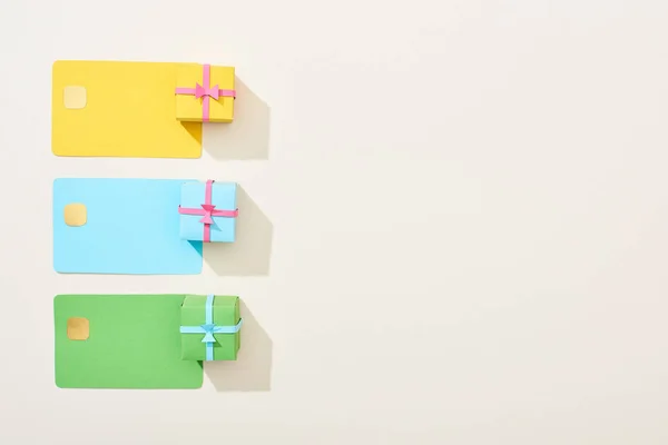 Top view of empty credit card and gift boxes on white background — Stock Photo