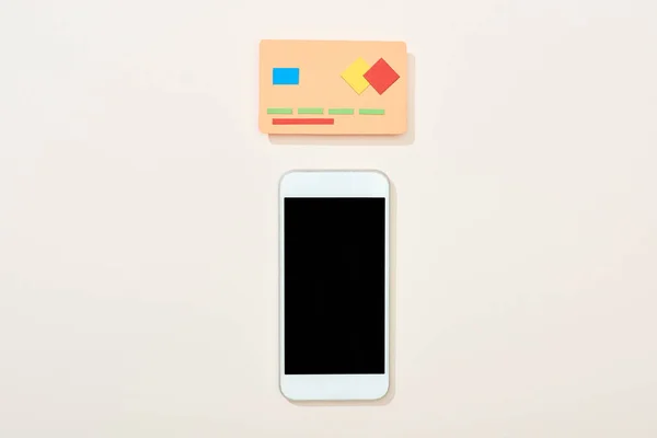 Vista dall'alto di carta di credito vuota e smartphone su sfondo bianco — Foto stock