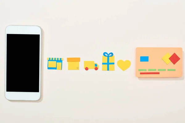 Flat lay com modelo de cartão de crédito perto de ícones e smartphones no fundo branco — Fotografia de Stock