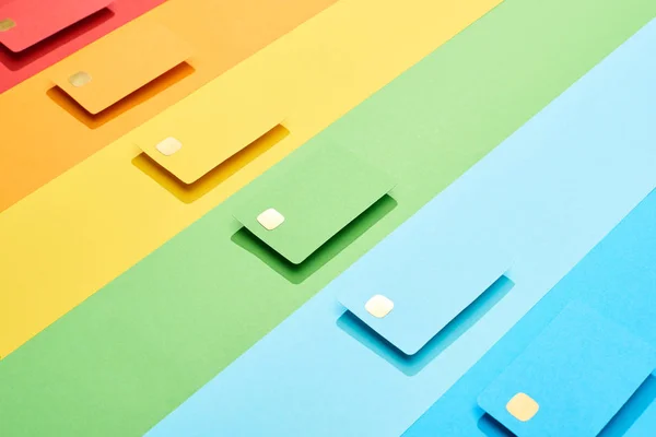 Carte di credito vuote multicolori su sfondo arcobaleno — Foto stock