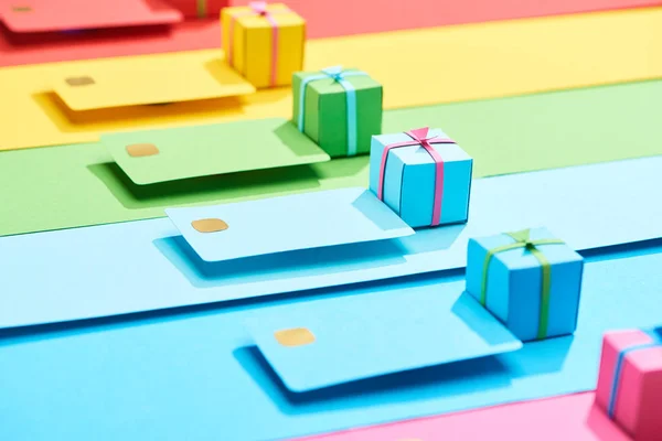 Multicolore carte di credito vuote e scatole regalo su sfondo arcobaleno — Foto stock