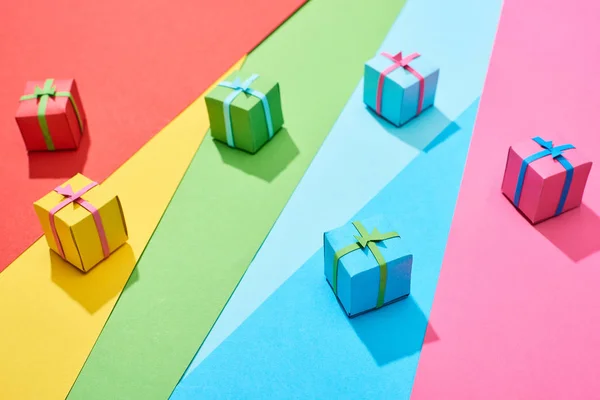 Cajas de regalo multicolores dispersos en el fondo del arco iris - foto de stock