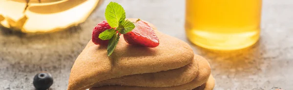 Deliciosas panquecas em forma de coração com framboesas e hortelã, tiro panorâmico — Fotografia de Stock