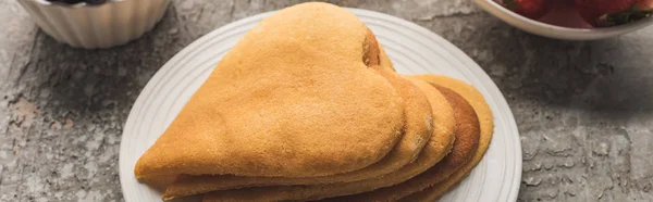 Deliciosas panquecas em forma de coração na placa na superfície de concreto cinza, tiro panorâmico — Fotografia de Stock