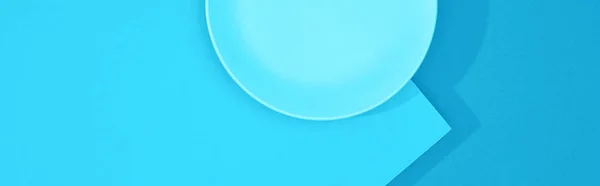 Draufsicht auf leeren Teller auf farbenfroher blauer Oberfläche, Panoramaaufnahme — Stockfoto