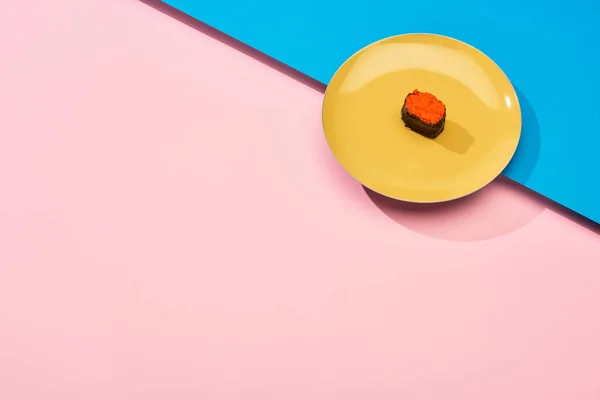 Fresh nigiri with red caviar on blue, pink surface — Stock Photo