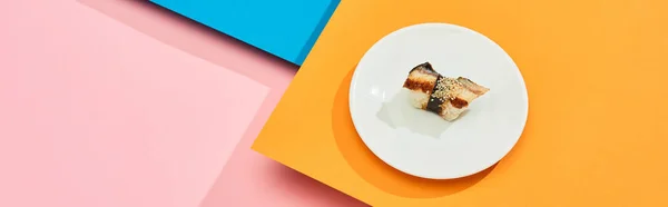 Frischer Nigiri mit Aal auf Teller auf blauer, rosa, orangefarbener Oberfläche, Panoramaaufnahme — Stockfoto