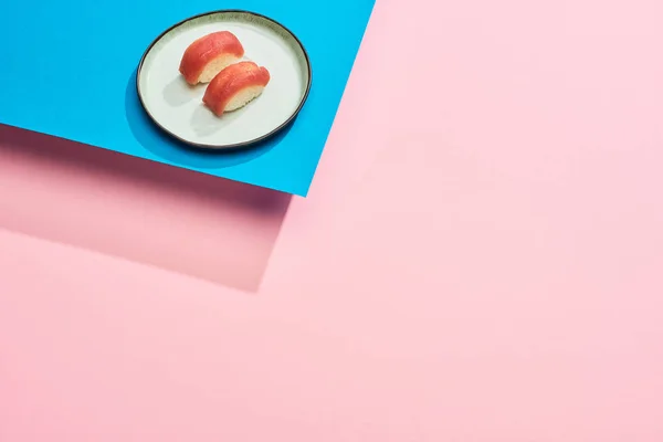 Nigiri fresco com atum no fundo azul, rosa — Fotografia de Stock