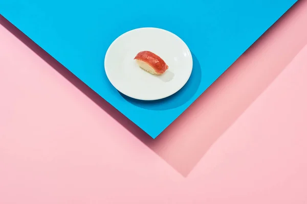 Nigiri freschi con tonno su fondo blu, rosa — Foto stock