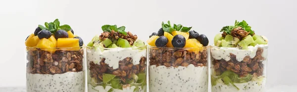 Vista de cerca de granola fresca con kiwi y durazno enlatado con arándanos aislados en blanco, plano panorámico - foto de stock