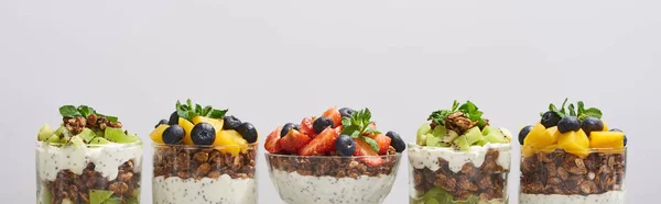 Granola fresca com frutas frescas e bagas isoladas em cinza — Fotografia de Stock