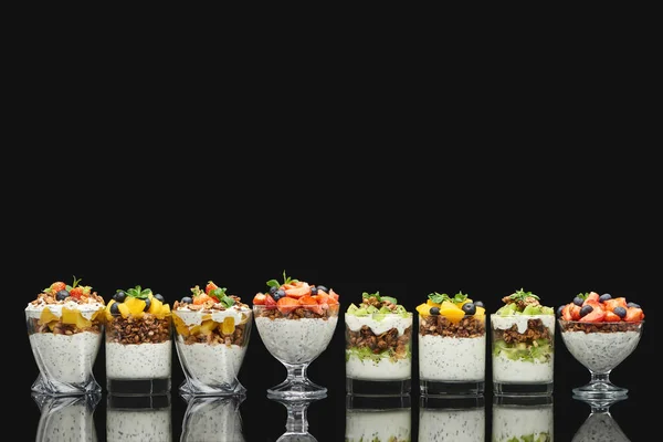 Frisches Müsli mit frischen Früchten und Beeren isoliert auf schwarz — Stockfoto