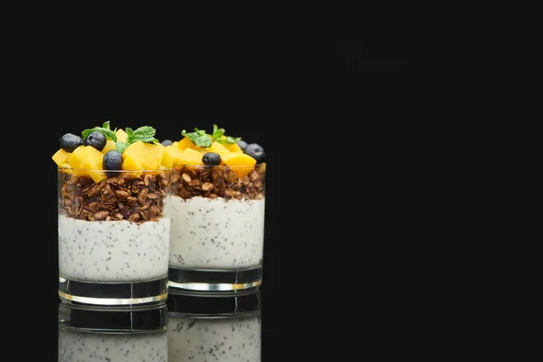 Granola frais aux pêches, bleuets et graines de chia en conserve isolés sur du noir — Photo de stock