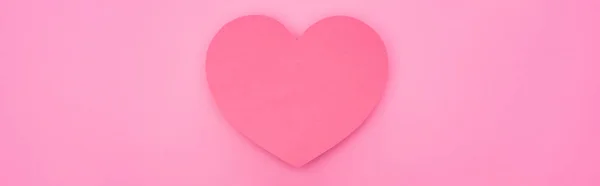 Вид зверху на порожнє паперове серце ізольоване на рожевому, панорамному знімку — стокове фото
