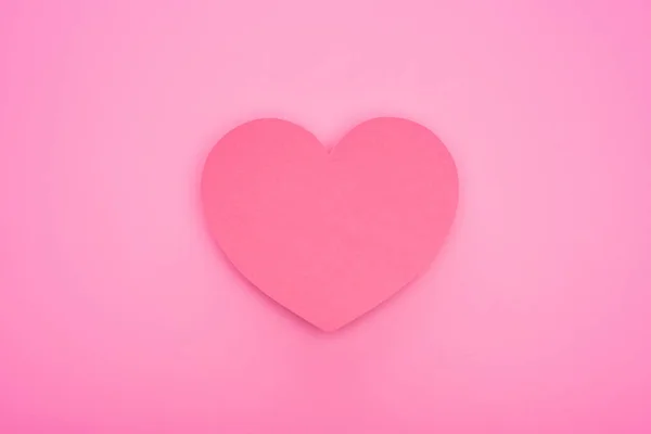 Vista dall'alto di vuoto cuore di carta isolato su rosa — Foto stock