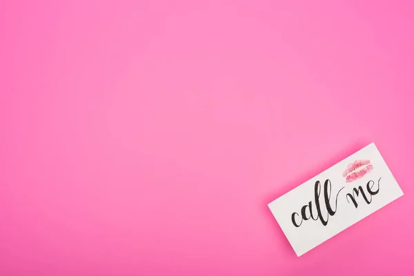 Top view of card with lip print and call me lettering isolated on pink — Stock Photo