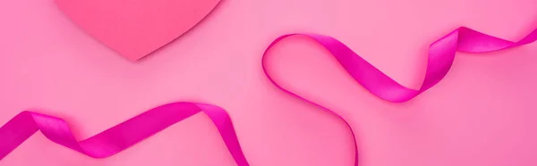 Draufsicht auf leeres Papierherz mit Band isoliert auf rosa, Panoramaaufnahme — Stockfoto