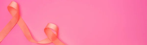 Vista superior da fita curva isolada em rosa, tiro panorâmico — Fotografia de Stock