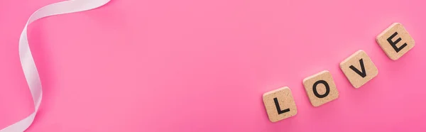 Draufsicht auf Band und Love-Schriftzug auf Holzwürfeln isoliert auf rosa, Panoramaaufnahme — Stockfoto