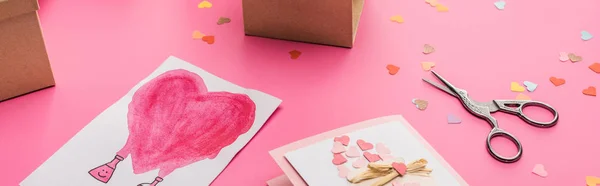 Confeti de San Valentín, tijeras, papel de regalo, cajas de regalo, tarjetas de felicitación sobre fondo rosa, plano panorámico - foto de stock