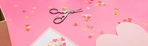 Valentines confetti, tesoura, cartões sobre fundo rosa, tiro panorâmico — Fotografia de Stock