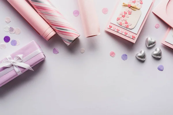 Ansicht von Valentinstagsdekoration, Geschenken, Herzen und Geschenkpapier auf weißem Hintergrund — Stockfoto