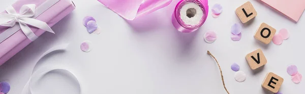 Vue du dessus de la décoration de la Saint-Valentin, le cadeau et l'amour lettrage sur cubes sur fond blanc, vue panoramique — Photo de stock