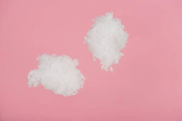 Nuvens fofas brancas feitas de lã de algodão isolado em rosa — Fotografia de Stock