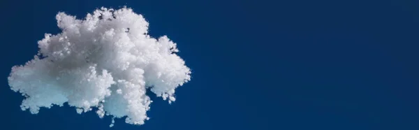 Nuage duveteux blanc en laine de coton isolé sur fond bleu foncé, panoramique — Photo de stock