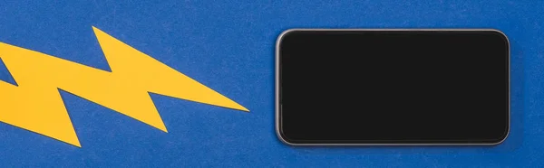 Draufsicht der Beleuchtung auf Smartphone auf blauem Hintergrund, Panoramaaufnahme — Stockfoto