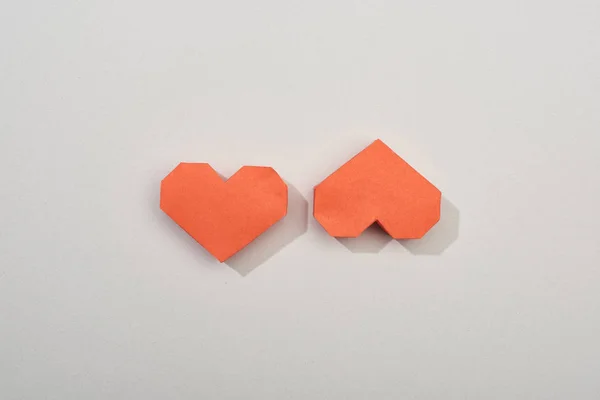 Vista superior de dois corações de papel vermelho no fundo cinza — Fotografia de Stock