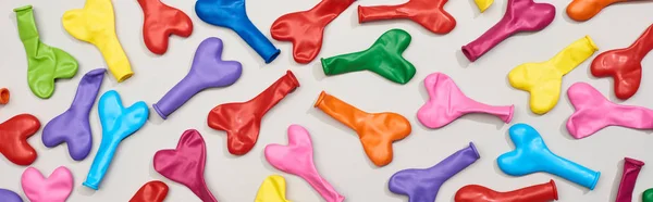 Top view of heart shaped balloons on grey background, panoramic shot — Stock Photo