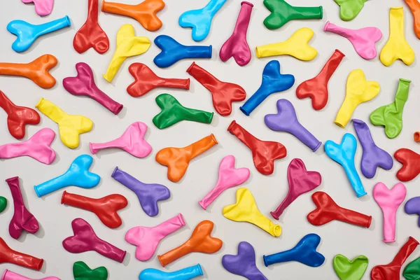 Top view of colorful heart shaped balloons on grey background — Stock Photo