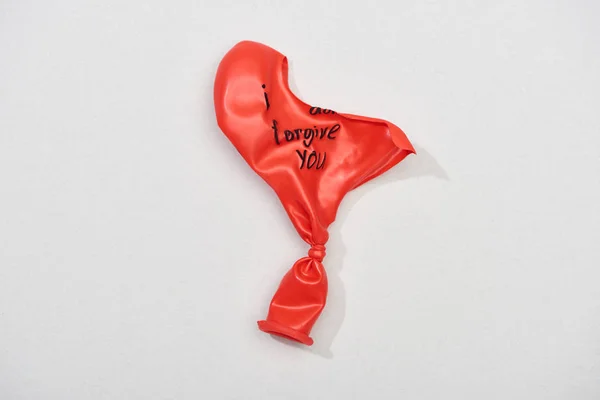 Top view of balloons with i forgive you lettering on grey background — Stock Photo
