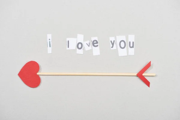 Top view of i love you lettering with arrow on grey background — Stock Photo