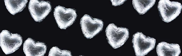 Vue de dessus des bonbons en forme de coeur isolés sur noir, panoramique — Photo de stock