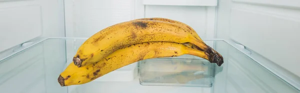 Tiro panorâmico de bananas maduras na prateleira do frigorífico — Fotografia de Stock